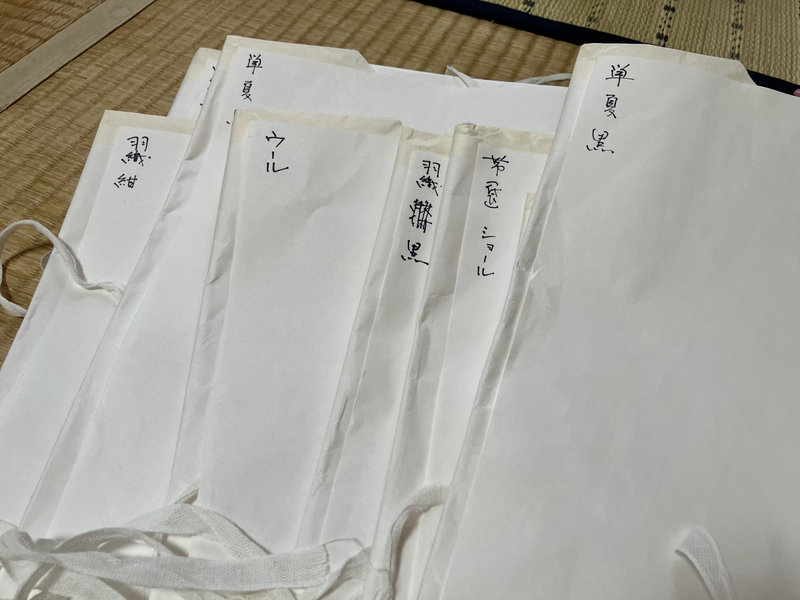たとう紙に名前書いてる