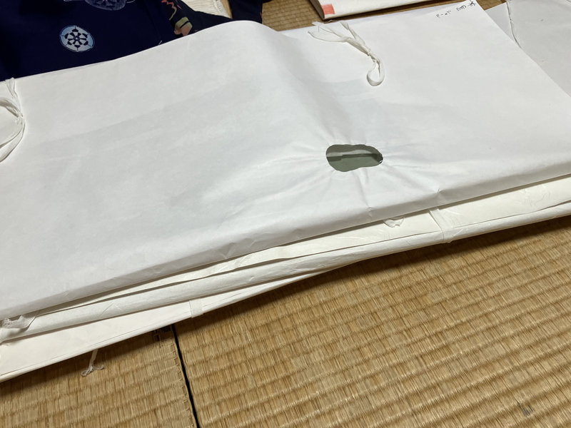 着物を積み上げてる