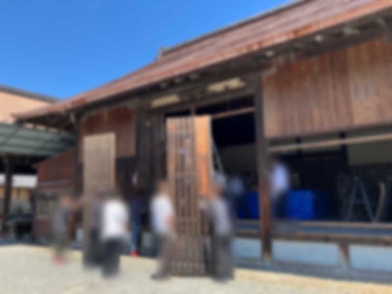 御旅所 雨戸格子の取り付け