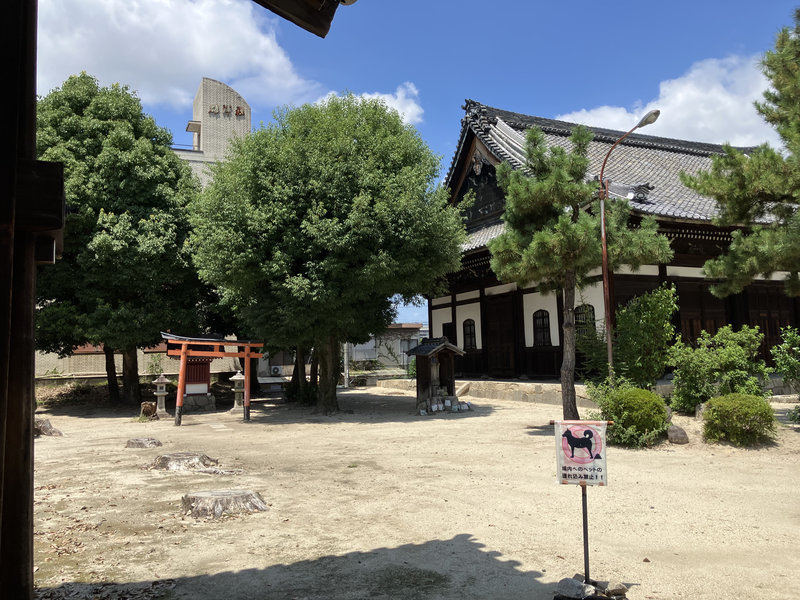 入って左：名前不明のお社と阿弥陀堂