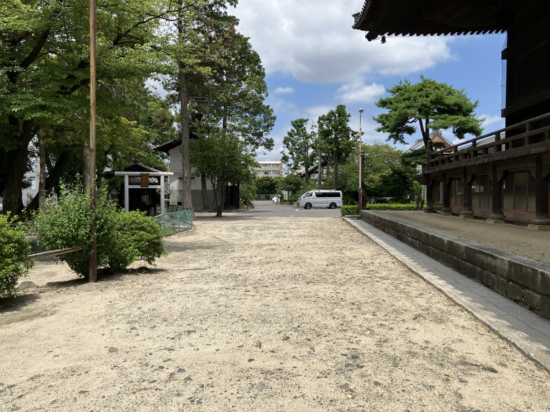 ⑫御影堂西側：左手に弁財天
